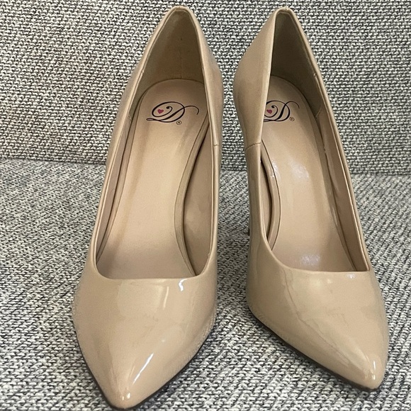 Delicious Tan Pointed Toe Heels with Sleek Stiletto - Picture 14 of 15